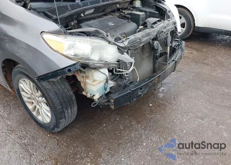 2015 Toyota Sienna Xle 8 Passenger z USA, uszkodzony, nr VIN 5TDYK3DC5FS609741